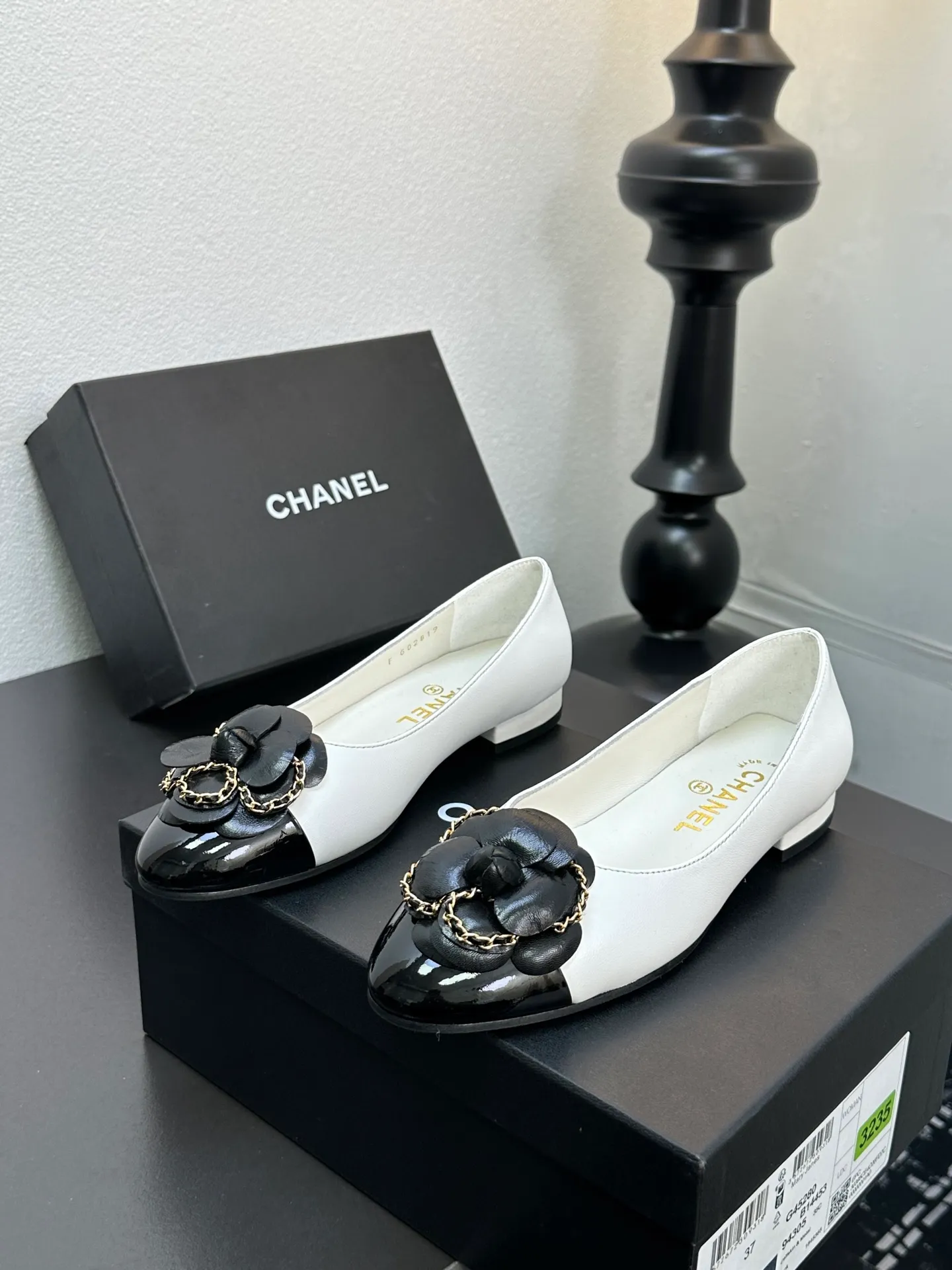 👟👟Ex-factory price 600👟👟 CHANEL｜Chanel Chanel 25C early spring new product Camellia series flat shoes This season’s Camellia series is really beautiful😍 Grandma Xiang’s family has always had the elegant and ladylike temperament, full of high-end sense! It’s very nice on the feet~ Whether worn barefoot or paired with skirts or trousers, it’s very versatile! Incomparably beautiful! Extraordinarily fairy 🧚 Overwhelmingly girly‼ ️ The upper is made of imported lambskin, the lining is made of mixed sheepskin, and the Italian A-grade leather outsole Size: 35-39 (40/41 customized)